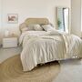 Kave_Home_Nachttisch_Abilen_Eiche_Natur_MDF_Weiss_Lifestyle_1