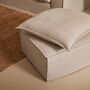 Kave_Home_Anarela_Fussablage_mit_Bezug_und_Kissen_Lifestyle