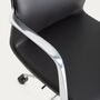 Kave_Home_Schreibtischstuhl_Nerlan_Schwarz_Leder_Aluminium_Gestell_Details