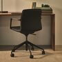 Kave_Home_Schreibtischstuhl_Nerlan_Schwarz_Leder_Schwarz_Gestell_Lifestyle