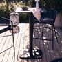 Kave_Home_Esilda_runder_Stehtisch_Schwarz_mit_schwarz_lackiertem_Metallbein_60_60_Lifestyle