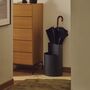 kave_Home_Grosser_Schirmständer_Atin_Dunkelgrau_D00487RR03_Lifestyle