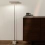 Kave_Home_Stehlampe_Lynor_Weiss_Marmor_Silber_Lifestyle