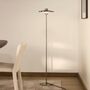 Kave_Home_Stehlampe_Nuvira_Silber