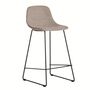 Kave Home Hohe Rückenlehne Hocker Zahara von Kave Home  Sitzhöhe: 75 cm, Chenille Braun